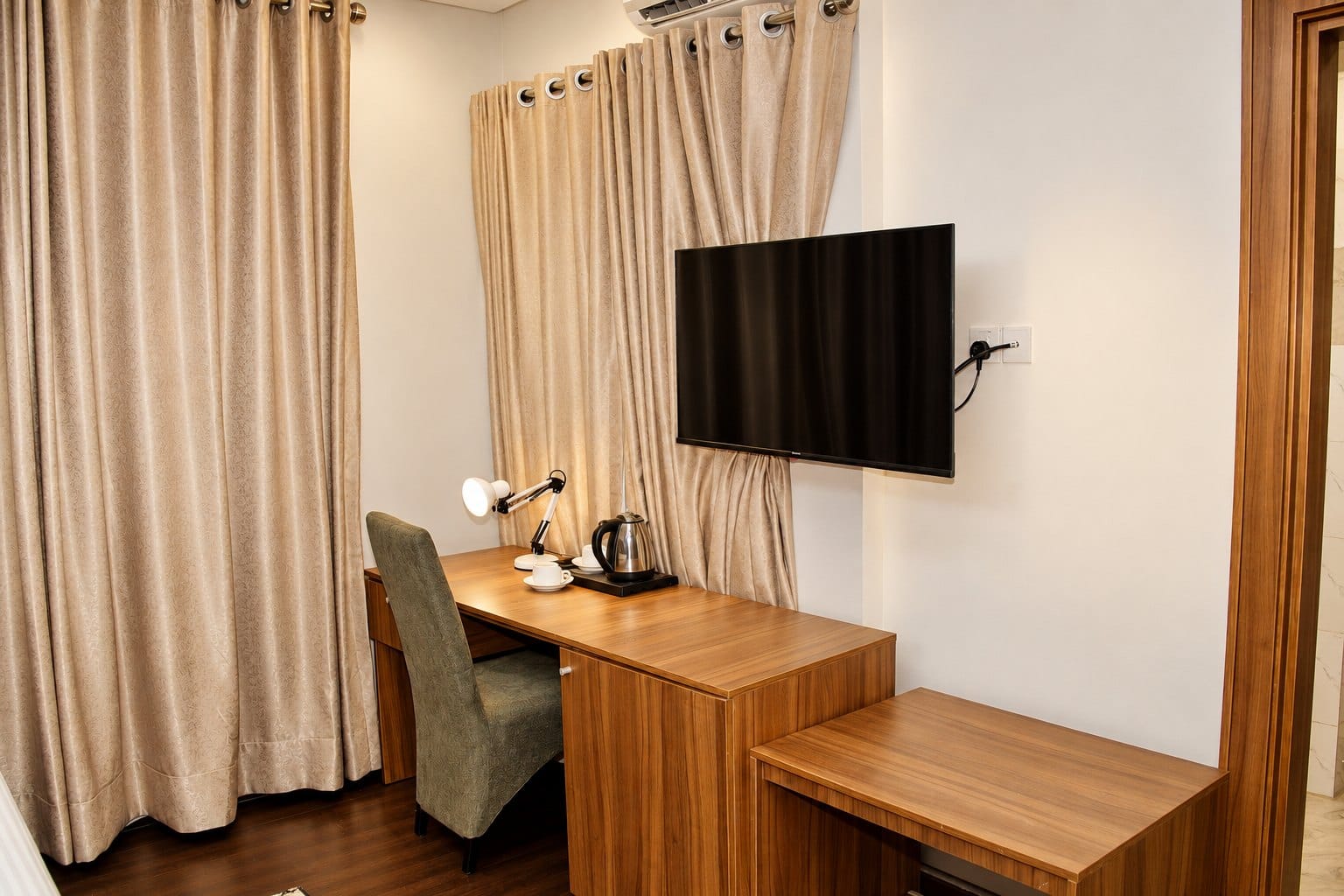 Palette Room: writing desk, kettle and wall-mounted television