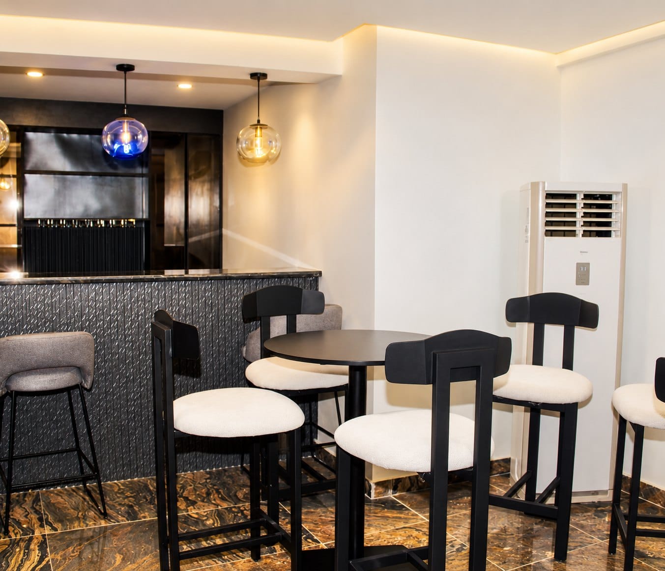 Renaissance Suite: private bar and dining nook