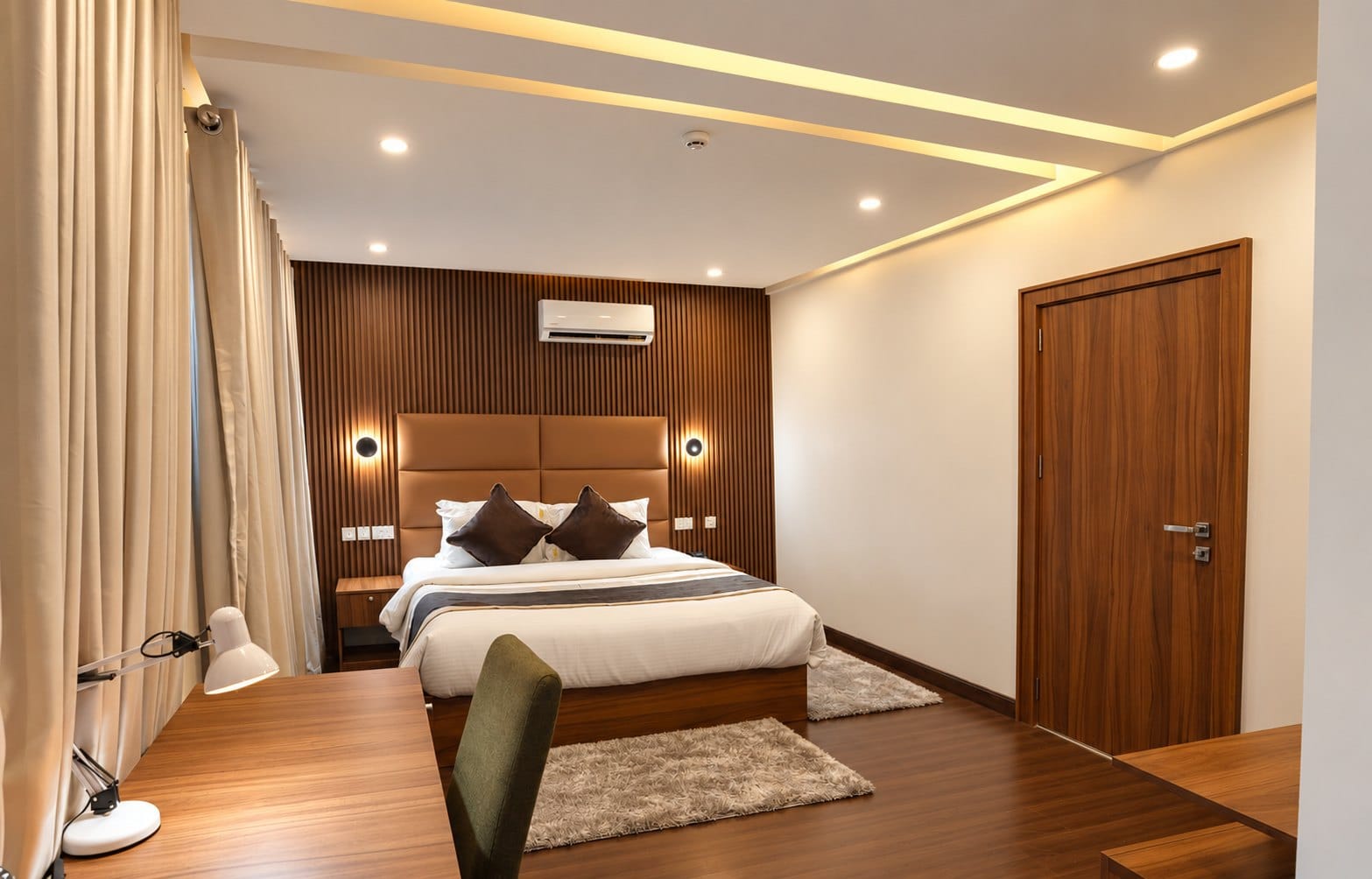Palette Room: bedroom with writing desk and soft ceiling light